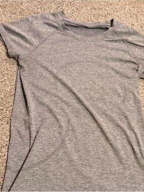 lululemon athletica Women's Light Heather Gray Short Sleeve Tee